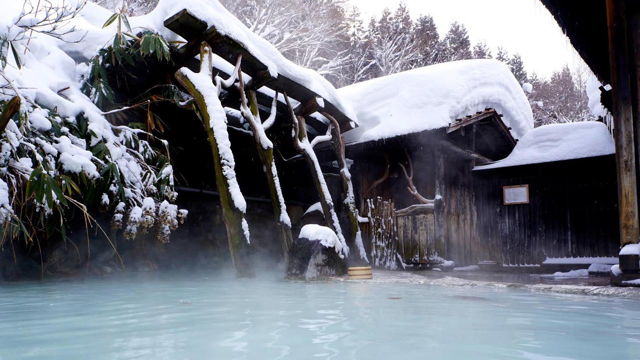 beautiful japanese onsen in snow