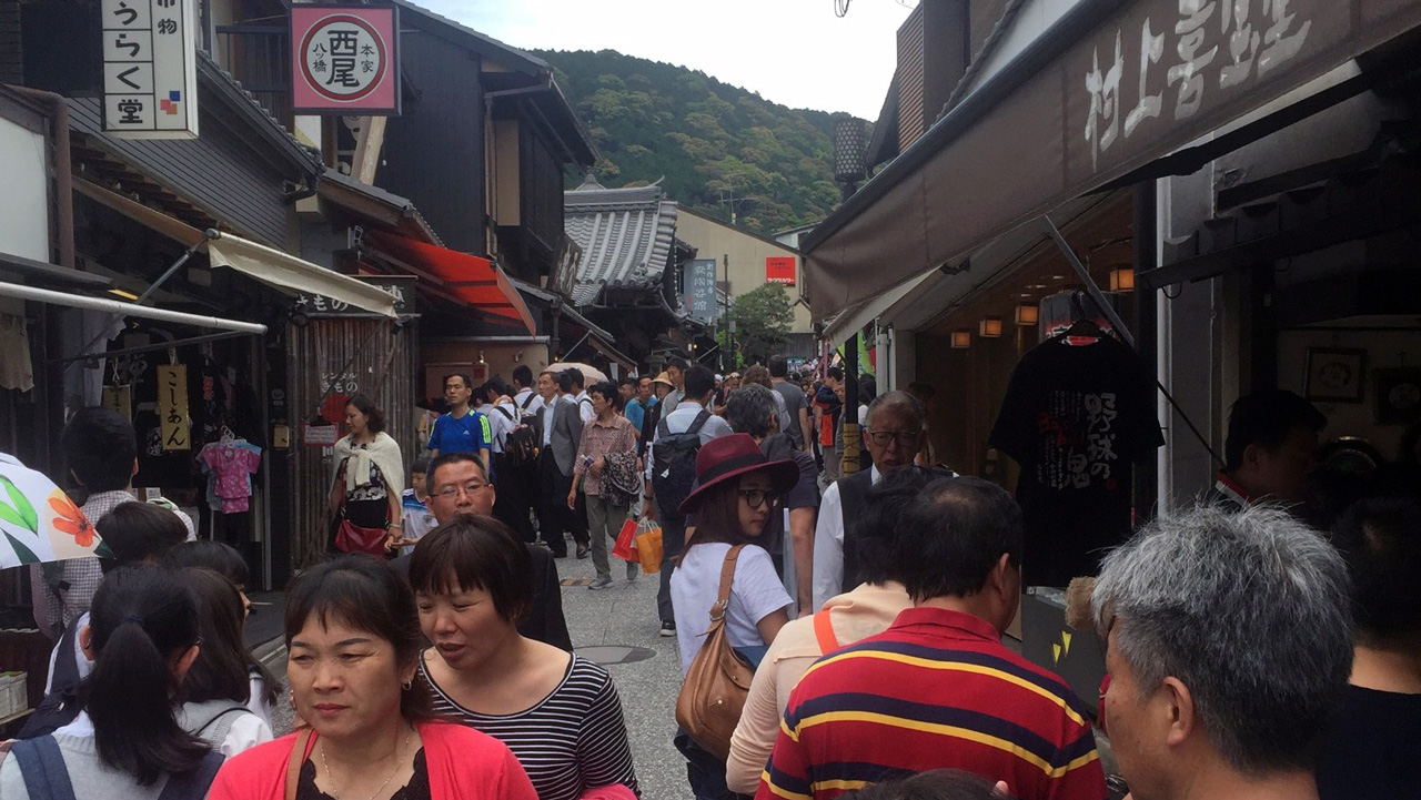 path to kiyomizudera in kyoto